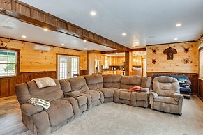 Houtzdale Home w/ Shuffleboard & Pickleball!