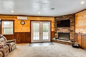 Houtzdale Home w/ Shuffleboard & Pickleball!