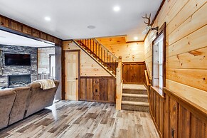 Houtzdale Home w/ Shuffleboard & Pickleball!