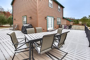 Houtzdale Home w/ Shuffleboard & Pickleball!