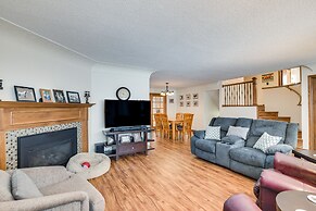 Hot Tub & Fenced Backyard: Moorhead Home!