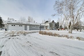 Hot Tub & Fenced Backyard: Moorhead Home!