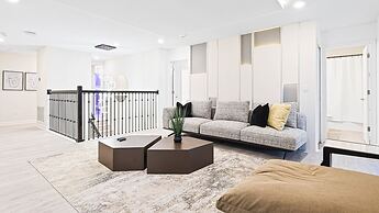 Luxurious 10-bed Lakefront Retreat Near Disney