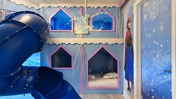 Luxurious 10-bed Lakefront Retreat Near Disney