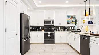 Luxurious 10-bed Lakefront Retreat Near Disney