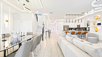 Luxurious 10-bed Lakefront Retreat Near Disney