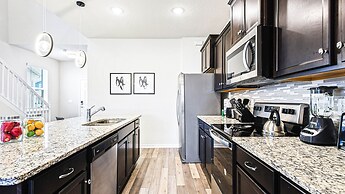 Discounted Ultimate Disney Getaway w Private Pool!