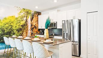 4BR Tropical Storey Lake Townhome Private Pool