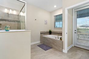 Opulent Disney Stay: Pool, Spa, 10 Mi Away