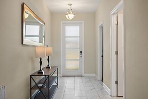 Spacious Retreat With Pool, Spa & Themed Rooms