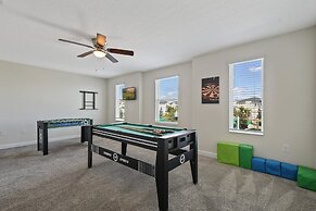 Spacious Retreat With Pool, Spa & Themed Rooms