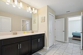 Spacious Retreat With Pool, Spa & Themed Rooms