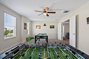 Spacious Retreat With Pool, Spa & Themed Rooms