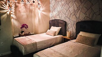 Sun-kissed 5B Poolside Paradise at Windsor Island