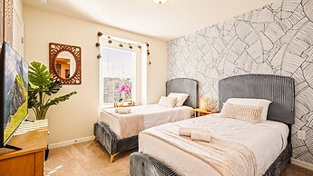 Sun-kissed 5B Poolside Paradise at Windsor Island