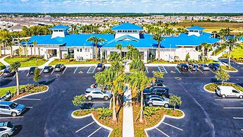 Sun-kissed 5B Poolside Paradise at Windsor Island