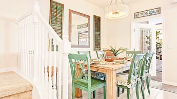 Sun-kissed 5B Poolside Paradise at Windsor Island