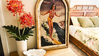 Sun-kissed 5B Poolside Paradise at Windsor Island