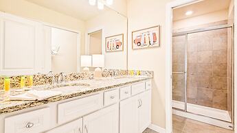 Sun-kissed 5B Poolside Paradise at Windsor Island