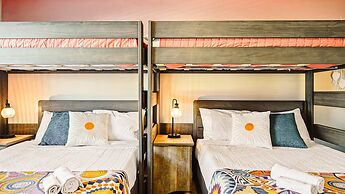 Sun-kissed 5B Poolside Paradise at Windsor Island