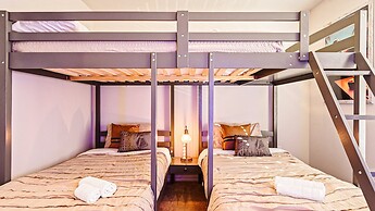 Sun-kissed 5B Poolside Paradise at Windsor Island