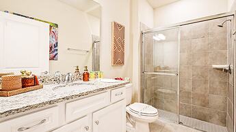 Sun-kissed 5B Poolside Paradise at Windsor Island