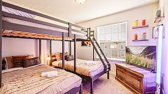 Sun-kissed 5B Poolside Paradise at Windsor Island