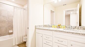 Sun-kissed 5B Poolside Paradise at Windsor Island