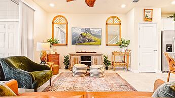 Sun-kissed 5B Poolside Paradise at Windsor Island