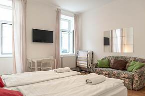 Central 3BR shared Apt. Near Rennweg