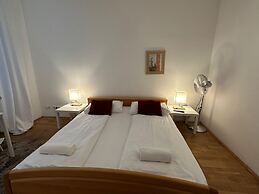 Central 3BR shared Apt. Near Rennweg