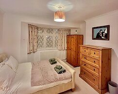 Comfy and Spacious 5-bed House in Cambridge