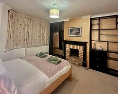 Comfy and Spacious 5-bed House in Cambridge