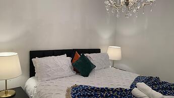 Pristine 3-bed House in Grays