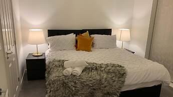 Pristine 3-bed House in Grays