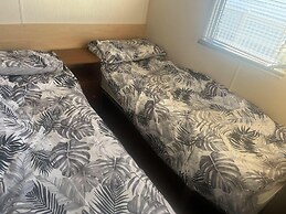 2 Bedroom Pet Free Caravan and Decking Free Wifi