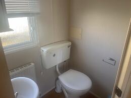 2 Bedroom Pet Free Caravan and Decking Free Wifi