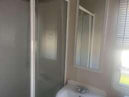 2 Bedroom Pet Free Caravan and Decking Free Wifi