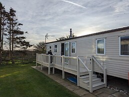 2 Bedroom Pet Free Caravan and Decking Free Wifi