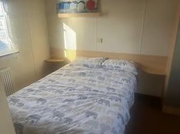 2 Bedroom Pet Free Caravan and Decking Free Wifi