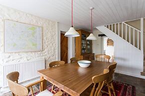 Simple Luxury in Brecon Beacons Village House