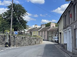 Simple Luxury in Brecon Beacons Village House