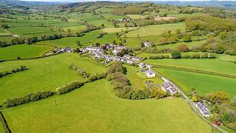 Simple Luxury in Brecon Beacons Village House