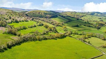 Simple Luxury in Brecon Beacons Village House
