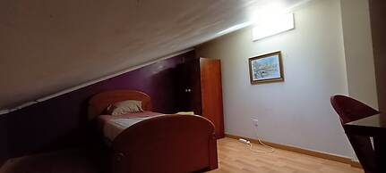 Room in Apartment - Single Room 3 At Albarraque, Sintra, Shared Bathro