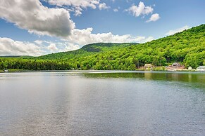 Peaceful Stark Cottage w/ Deck on South Ponds!