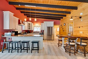 Peaceful Stark Cottage w/ Deck on South Ponds!