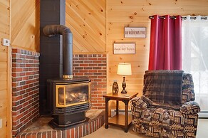 Peaceful Stark Cottage w/ Deck on South Ponds!