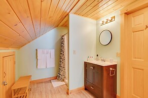 Peaceful Stark Cottage w/ Deck on South Ponds!