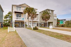 Carolina Beach Home w/ Balconies, Walk to Beach!